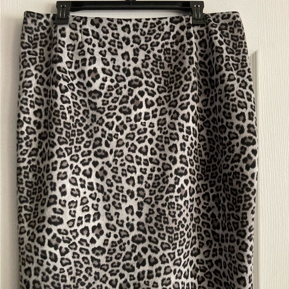 Kasper Dresses & Skirts - Kasper Women’s Cheetah Skirt Lined with black Zipper. Size 12.